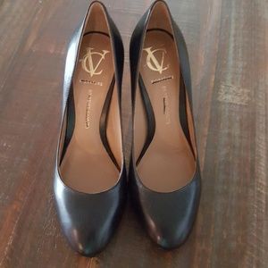 Signature by Vince Camuto Black leather heels